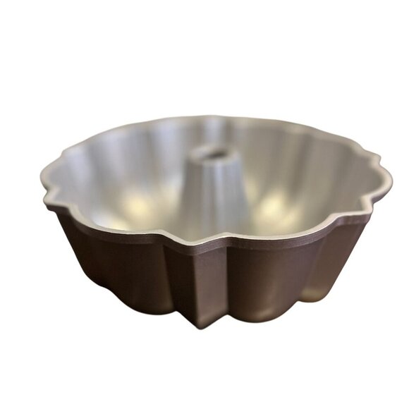 Nordic Ware Original Bundt Pan 10" - Picture 6 of 8